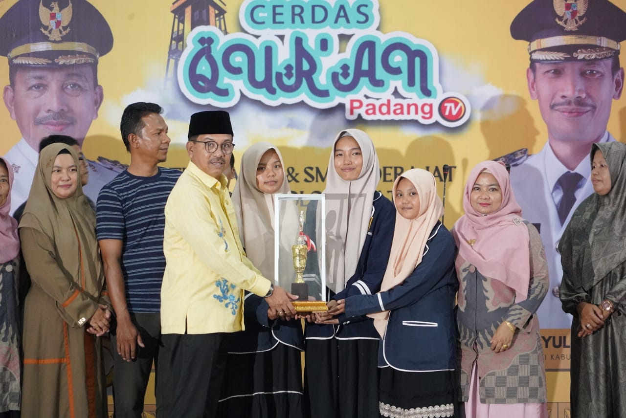 Bupati H Khairunas  mengapresiasi dan menyerahkan hadiah kepada  pemenang    Lomba Cerdas Quran Tingkat SD dan SMP Sederajat se-Kabupaten Solok Selatan Tahun 2024 